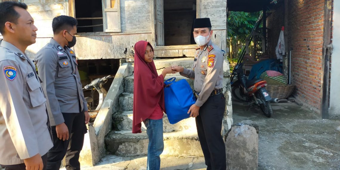 Jumat Barokah, Polsek Tambang Berbagi Sembako Kepada Warga Kurang Mampu