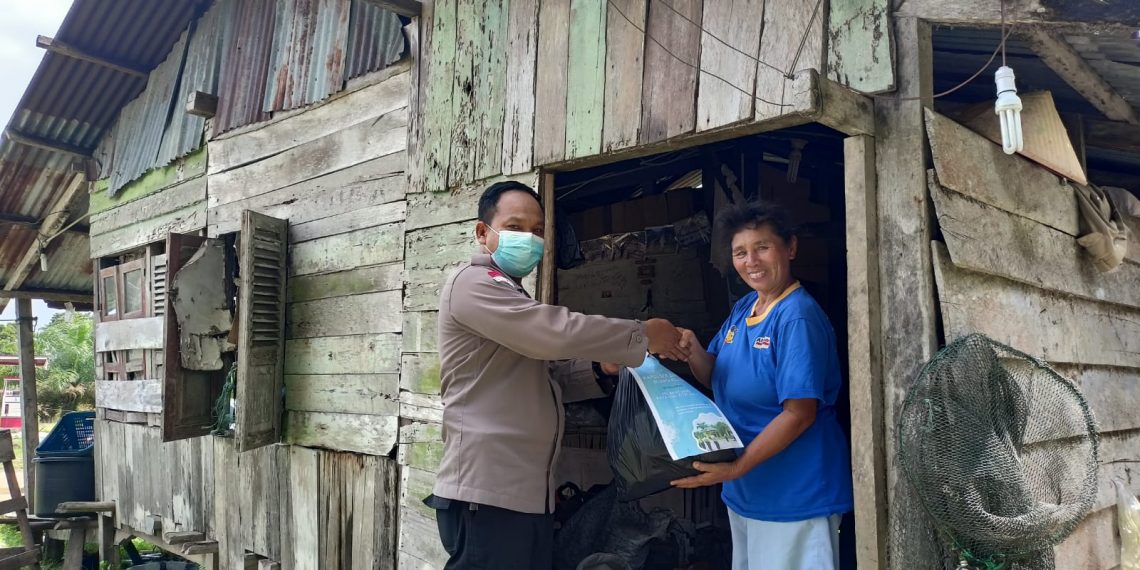 Polsek Kampar kiri Hilir peduli dengan masyarakat terdampak banjir yang kurang mampu Di rantau kasi