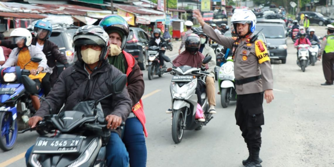 Waka Polres Kampar Tinjau Langsung Salah Satu Titik Kemacetan Arus Lalin Kawasan Pasar Kuok