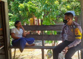 Sampaikan Pesan Kamtibmas dan Himbauan Prokes, Bripka Arifin Ahmad Rutin Sambang Warga