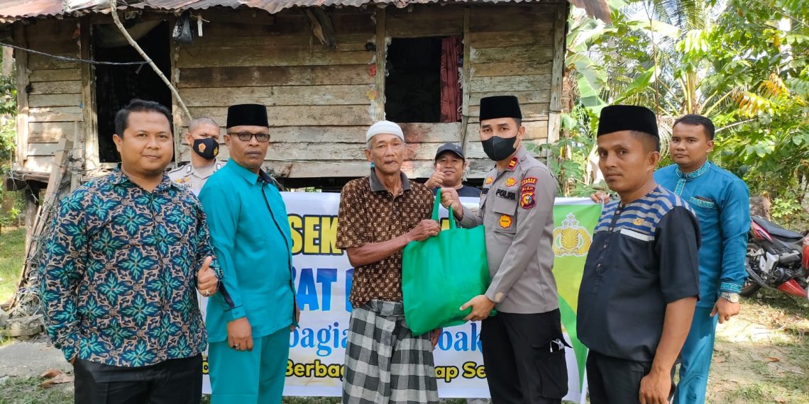 Jumat Barokah, Polsek Tambang Berbagi Sembako Kepada Warga Kurang Mampu