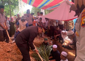 Polres Kampar Pimpin Upacara Pemberangkatan dan Pemakaman Anggota Polsek Tapung Hulu