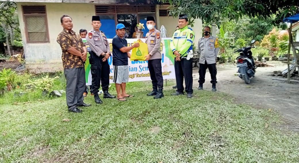 Jum’at Barokah, Polsek Tambang Berbagi Sembako kepada Masyarakat