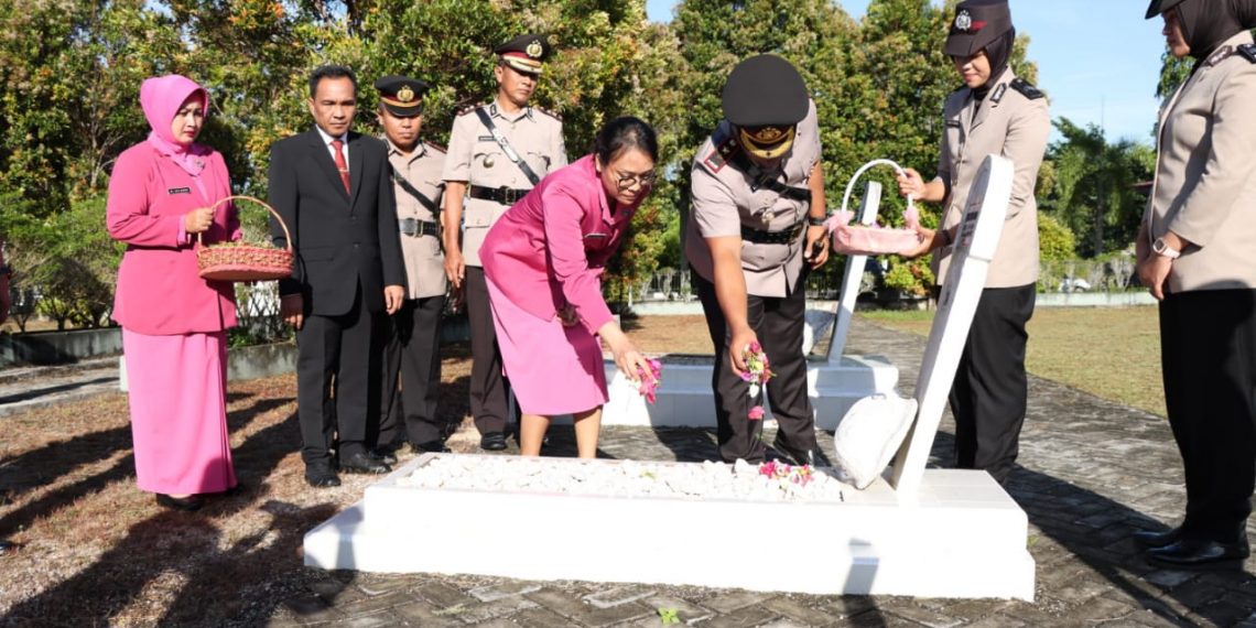 Polres Kampar Gelar Upacara Ziarah dan Tabur Bunga Dalam Rangka Hari Bhayangkara Ke-76