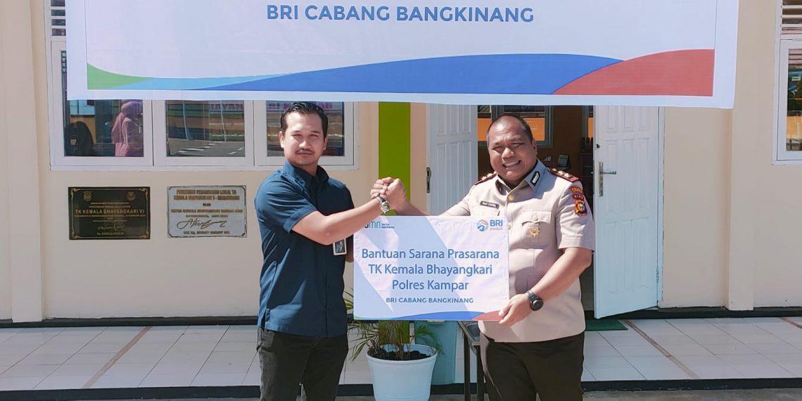 Kapolres didampingi Ketua Bhayangkari Kampar Menerima Bantuan Sarana Prasarana TK Bhayangkari dari BRI.