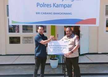 Kapolres didampingi Ketua Bhayangkari Kampar Menerima Bantuan Sarana Prasarana TK Bhayangkari dari BRI.