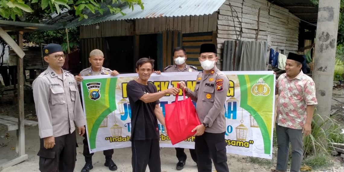 Jumat Berkah, Polsek Tambang bagikan sembako kepada warga yang kurang mampu