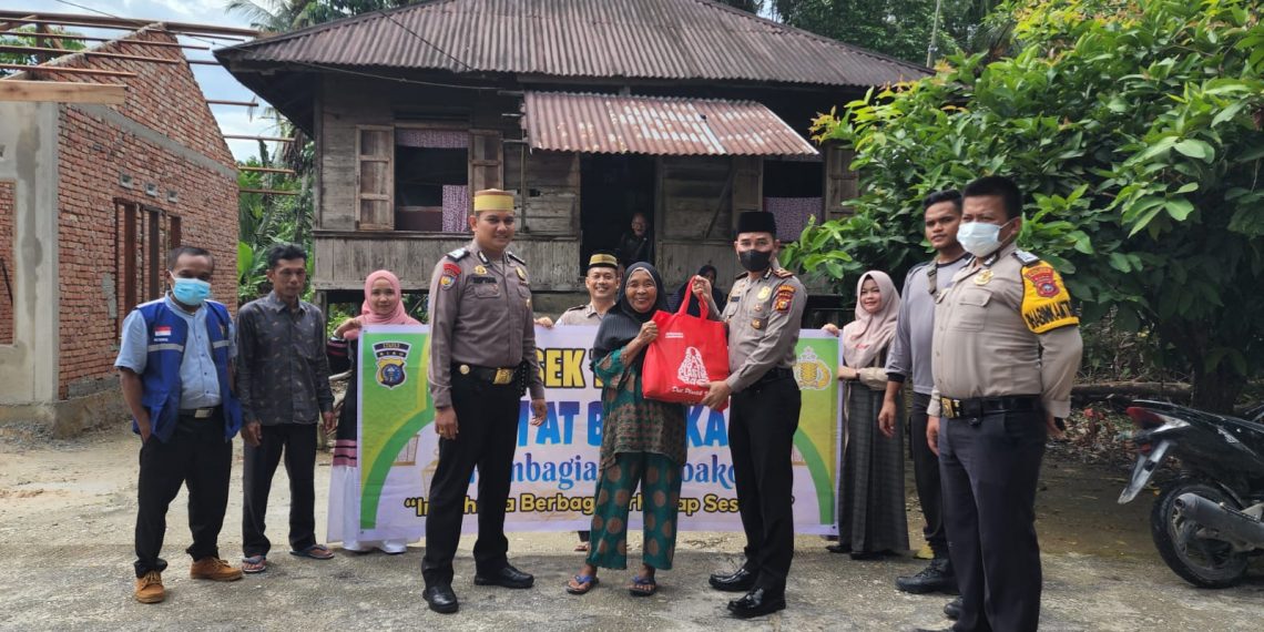 Jumat Barokah, Polsek Tambang Berbagi Sembako ke Warga Kurang Mampu di Pulau Permai