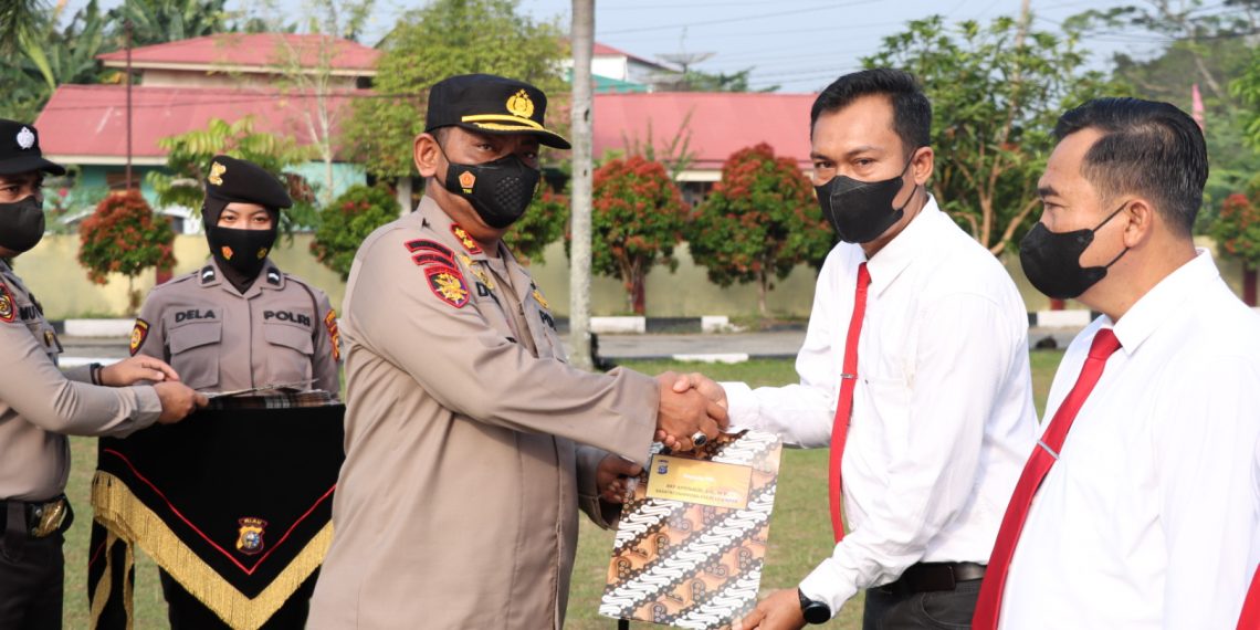 30 Anggota Berprestasi dan Berdedikasi Tinggi, Terima Penghargaan dari Kapolres Kampar