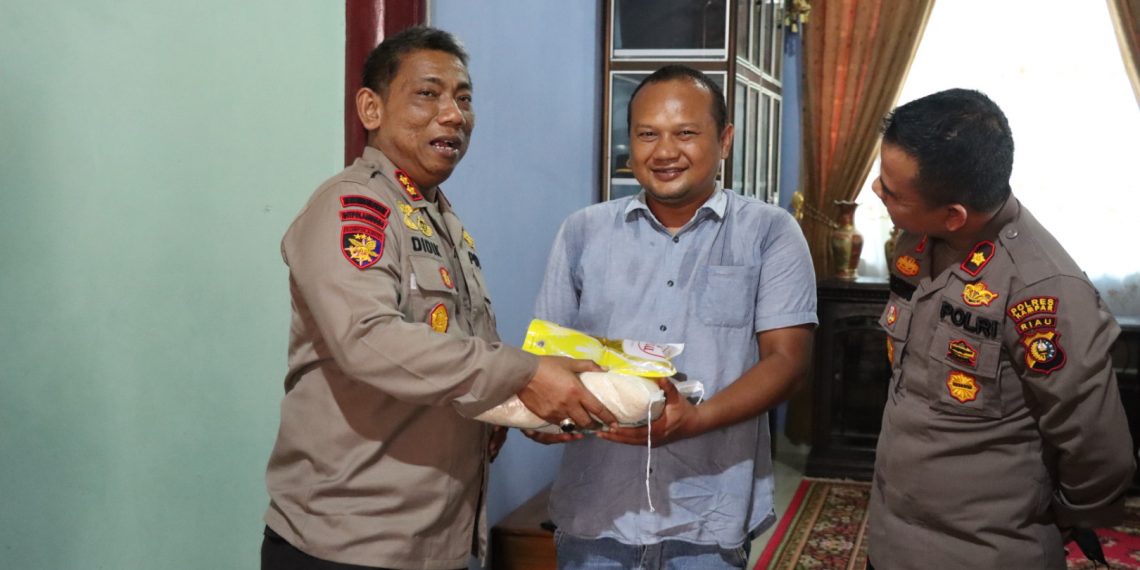 Dua Personil Yang Sakit Menahun di Bezuk Kapolres Kampar