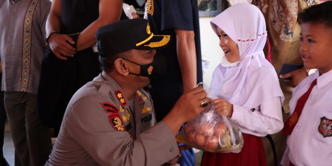 Kapolres Kampar dan Sekda Kampar Tinjau Langsung Vaksinasi Merdeka di Polsek Tapung