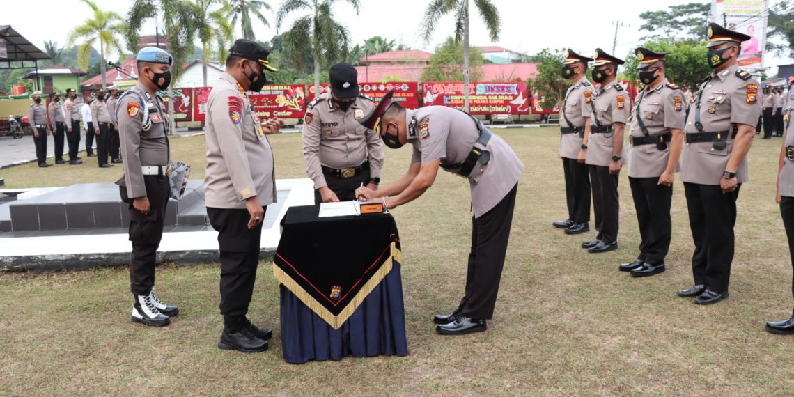 Kabag SDM, Kapolsek Siak Hulu dan Kapolsek Kampar Kiri Hilir Polres Kampar Hari ini Melaksanakan Sertijab
