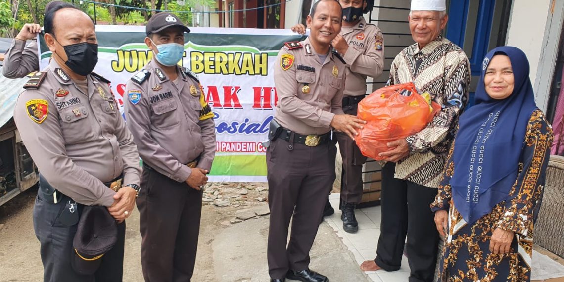 5 warga Dapat Kejutan dari Kapolsek Siak Hulu di Kegiatan Jumat Berkah