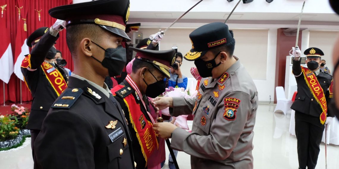 Kapolda Riau Lepas Secara Tradisi 62 Personel Yang Masuk Purna Bhakti