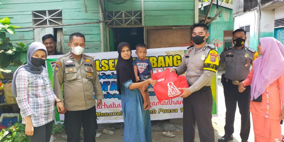 Jumat Barokah, Polsek Tambang Kembali Berbagi Sembako Kepada Warga Kurang Mampu