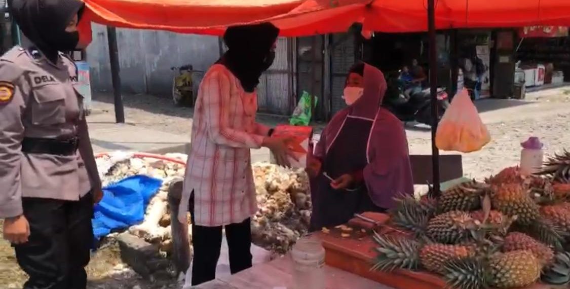 Polwan Cantik, Berbagi nasi Kotak di Jumat Barokah