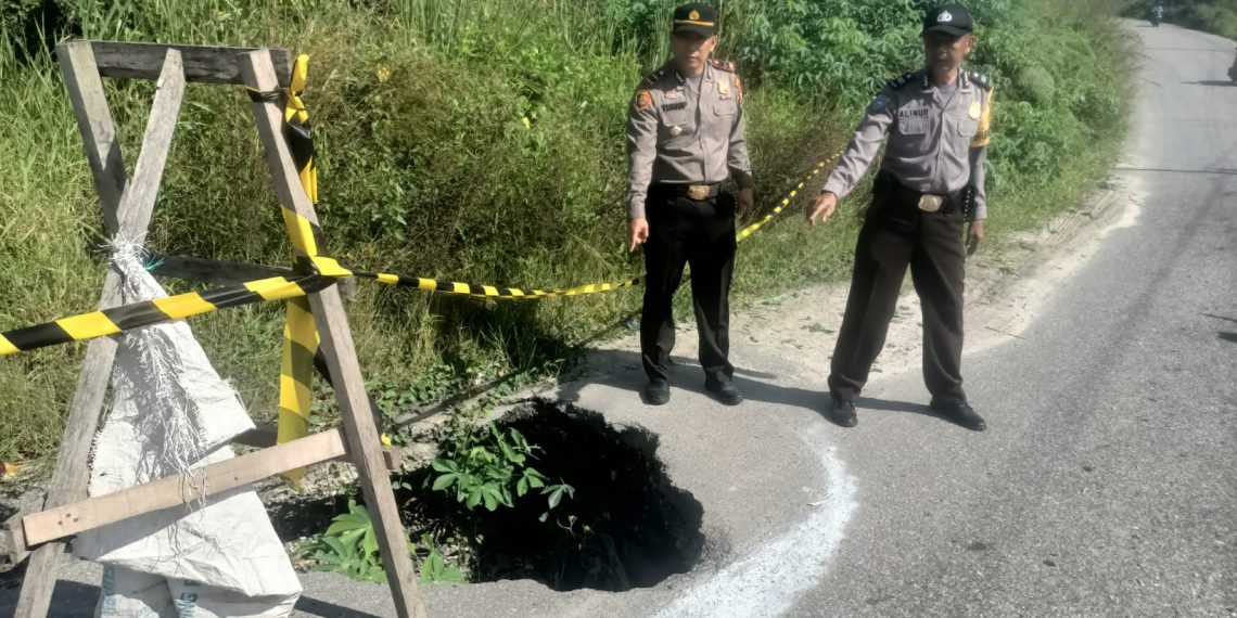 Kapolsek Bangkinang Kota Respon Cepat Keluhan Masyarakat Terkait Badan Jalan Longsor