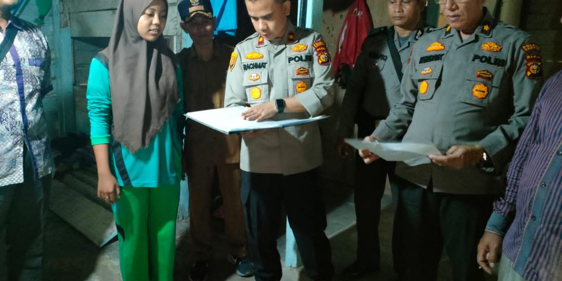 Terharu, Anak Buruh Ini Dapat Beasiswa dari Kapolres Kampar