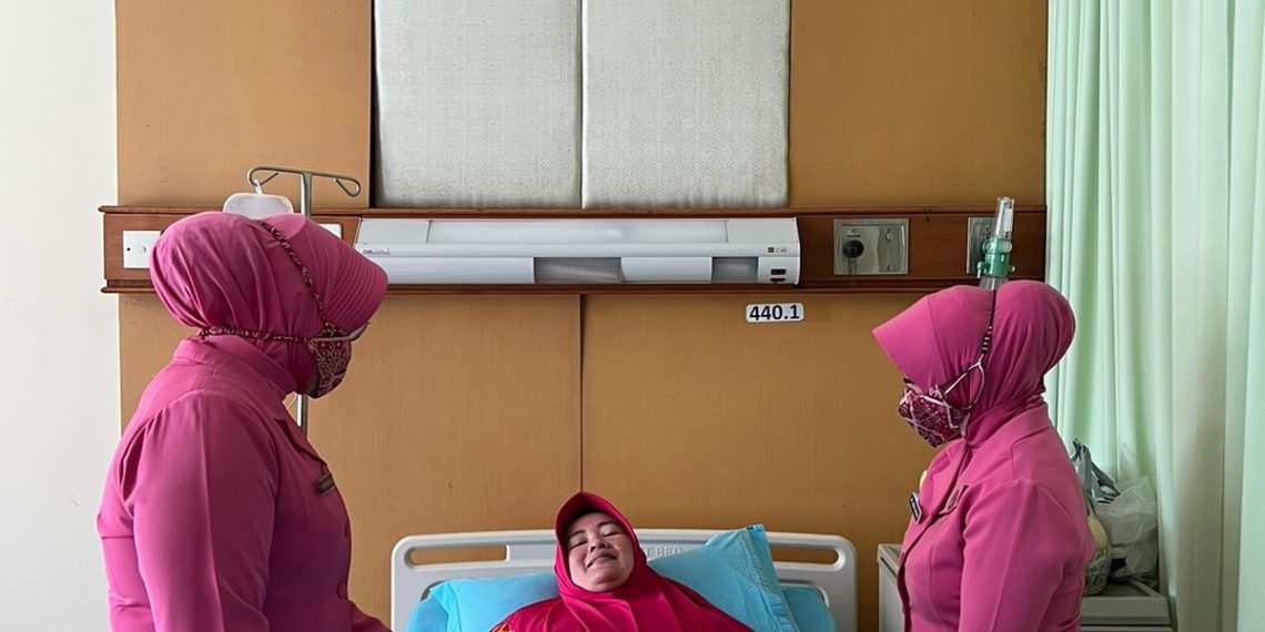 Wujud Kepedulian, Pengurus Bhayangkari Cabang Kampar Jenguk Ibu Ka Sikeu di Rumah Sakit