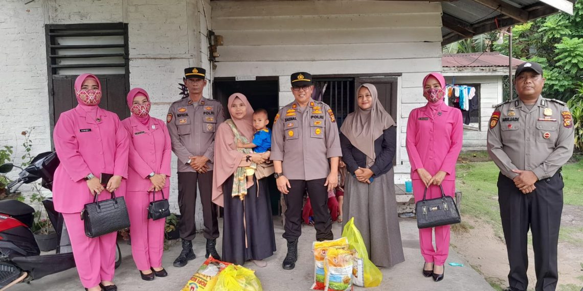 Peringati HGN Tahun 2022, Kapolsek Siak Hulu Berikan Bantuan Sembako Kepada Guru Honorer