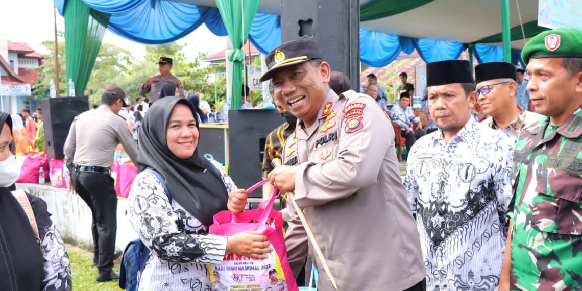 Kapolres Kampar Berikan Bansos Sembako Kepada 105 Guru Honorer, Yulianis : Ini Pertama Dalam 15 Tahun