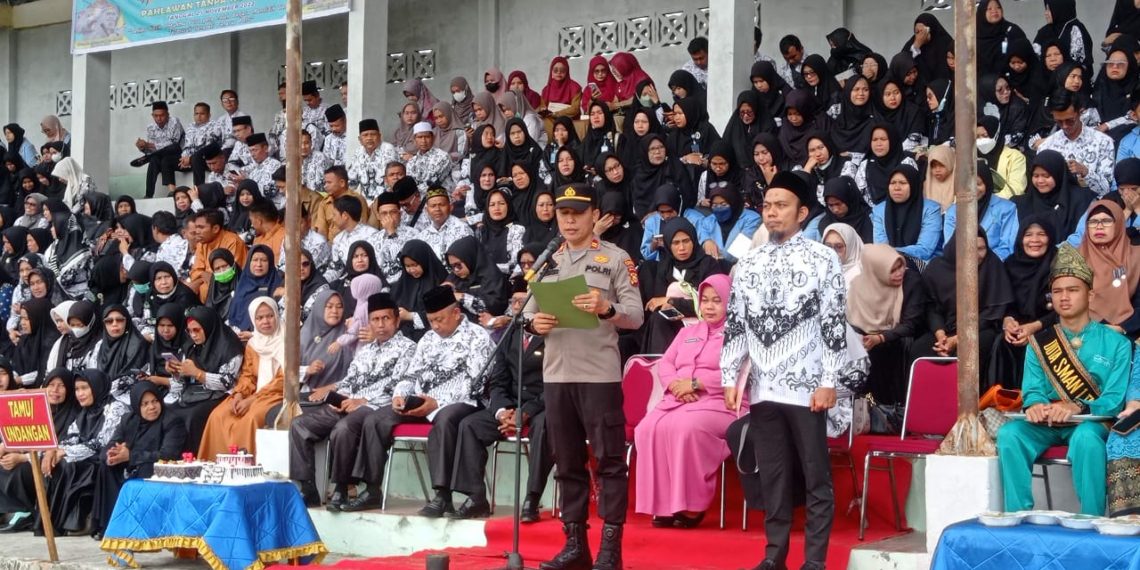 Kapolres Kampar Diwakili Kapolsek Tambang Irup Upacara Peringatan HGN, 10 Orang Guru Honorer Diberikan Bansos