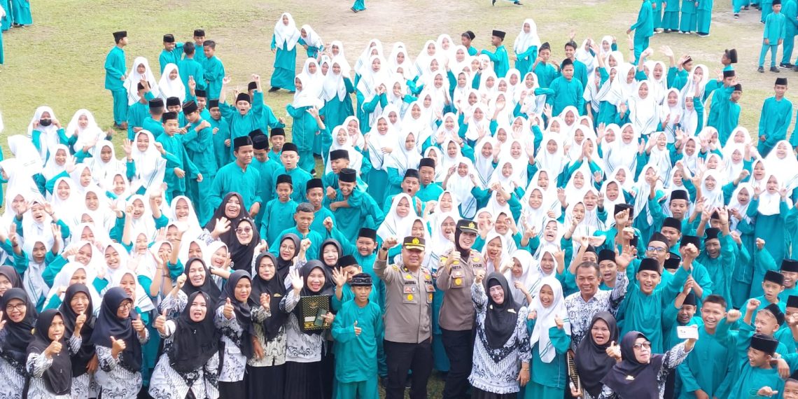 Kapolres Kampar Diwakili Kabag Ops Jadi Irup Upacara HGN di Kuok, Usai Upacara Guru Honorer Diberikan Bansos