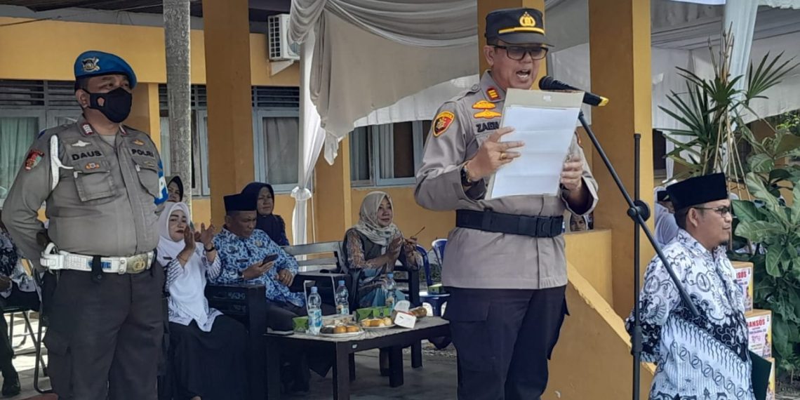 Kapolres Kampar Diwakili Kapolsek Siak Jadi Irup Upacara HGN, Usai Upacara 10 Orang Guru Honorer Diberikan Bansos
