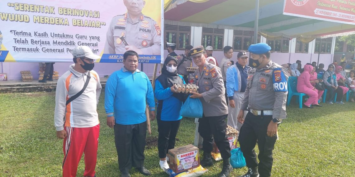 Bersempena HUT PGRI ke 77, POLRI Berikan Bantuan Paket Sembako Kepada Guru dan Tenaga Kependidikan Honorer di Kecamatan Tapung Hilir.