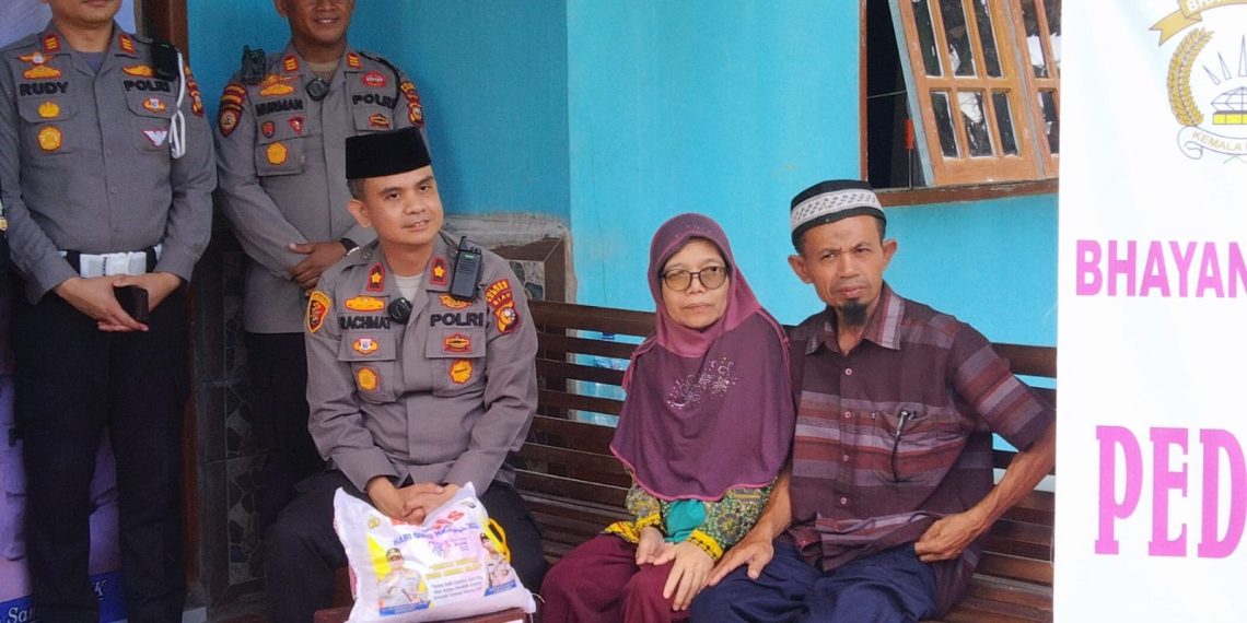Dua Tahun Terbaring, Seorang Guru SD Mendapat Kunjungan dari Wakapolres Kampar dan Kapolsek Tapung Hulu