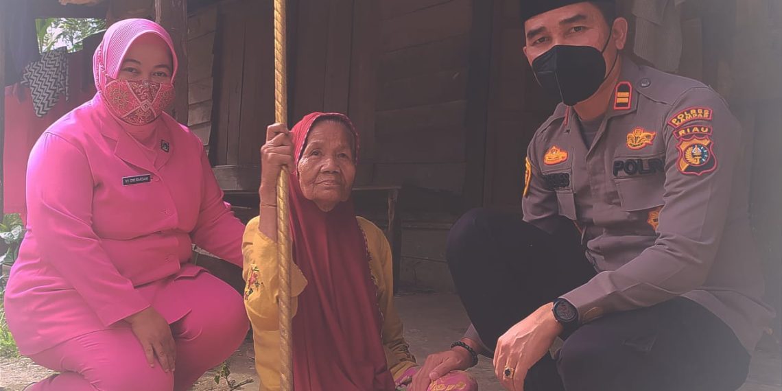 Jumat Barokah Sempena Hari Guru Nasional, Polsek Tambang Berbagi Sembako Kepada Guru Honorer