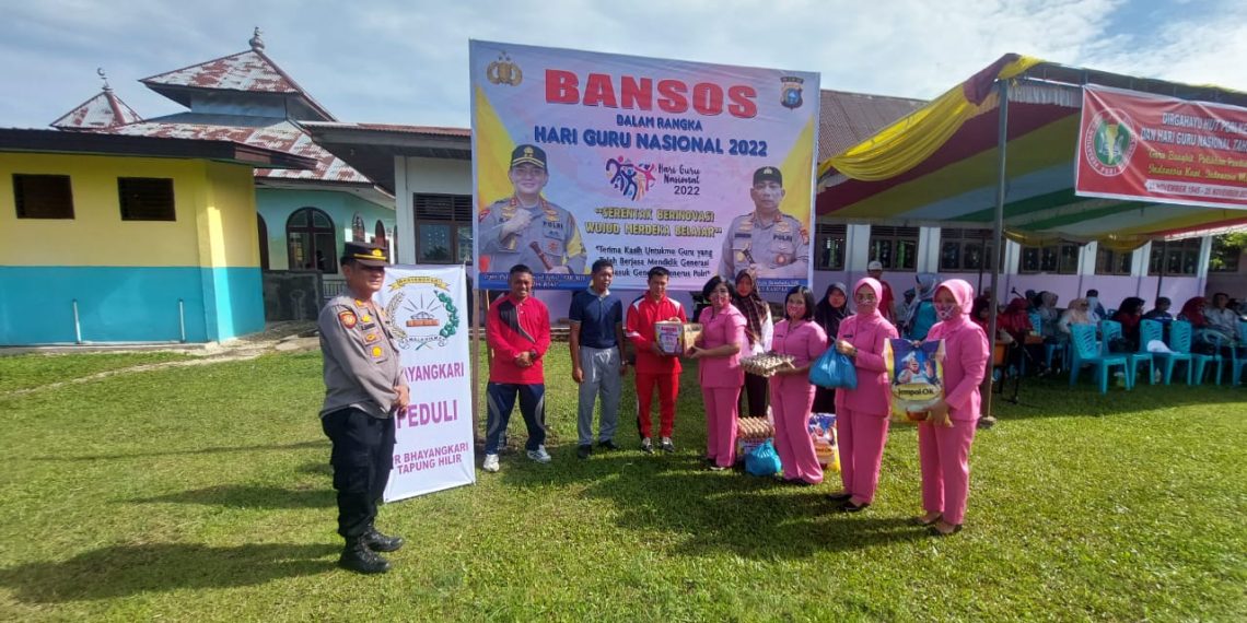 Mewakili Ketua Bhayangkari Polres Kampar, Ny. Donna M.Simanungkalit Serahkan Paket Sembako di HGN dan HUT PGRI Ke 77 di Kecamatan Tapung Hilir