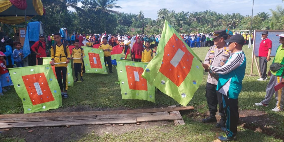 Kapolsek Tapung Hilir Lepas Kegiatan Jalan Sehat dan Berikan Doorprize Kepada Peserta di HGN Tahun 2022 dan HUT PGRI ke 77