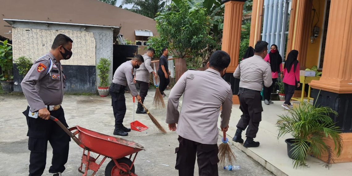 Bhayangkari Peduli, Bantuan Sosial di Berikan di Gereja GBI Pasir Halus Desa Perhentian Raja
