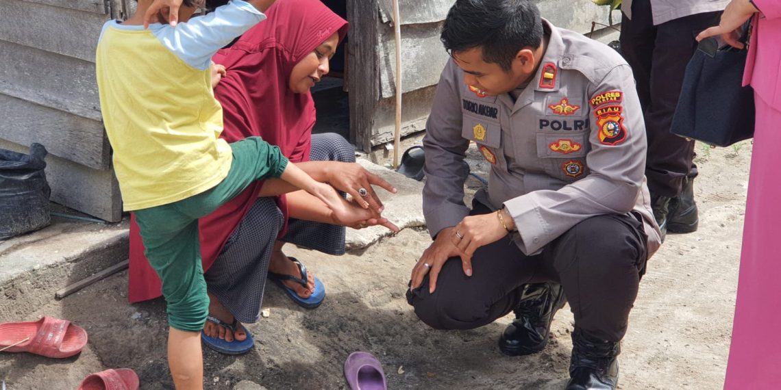 Peduli, Polsek Perhentian Raja Bersama Bhayangkari Berikan Bantuan Sembako Kepada Warga Penyandang Disabilitas