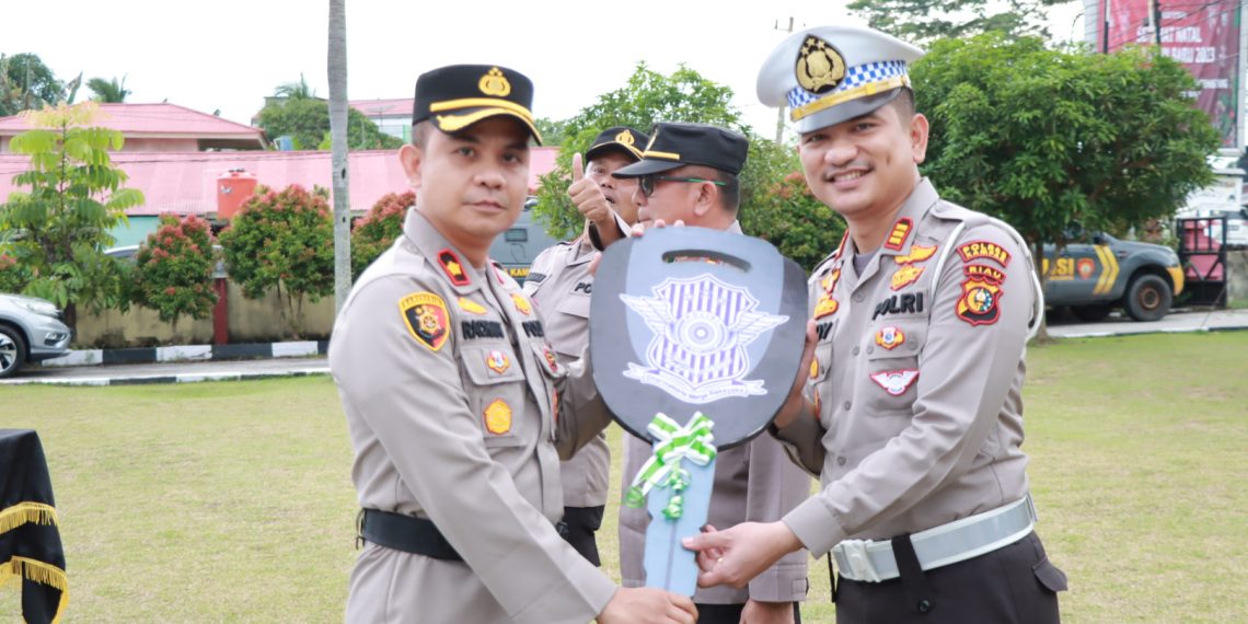 Kapolres Kampar Gelar Apel Penyerahan Ranmor, Perahu Karet, Sound System Portable dan Kapor Penanganan Karhutla