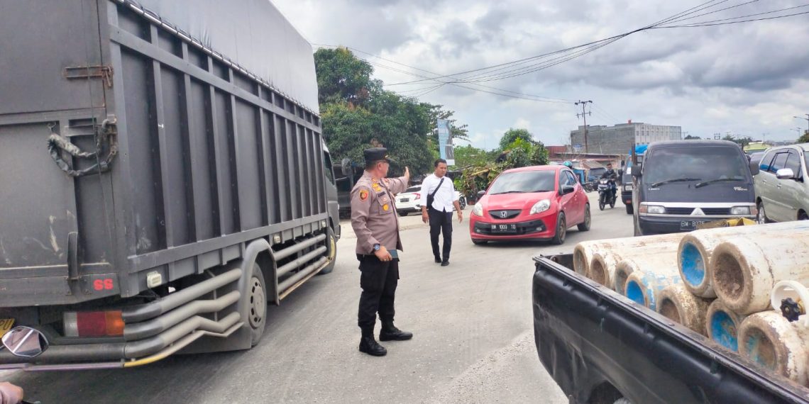 Kapolsek Siak Hulu Pimpin Langsung Giat Mengurai Kemacetan