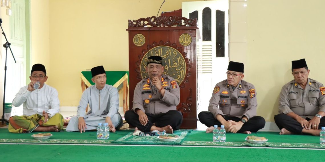 Jumat Curhat, Kapolres Kampar Diskusi Kamtibmas Dengan Jemaah Masjid Al Furqon