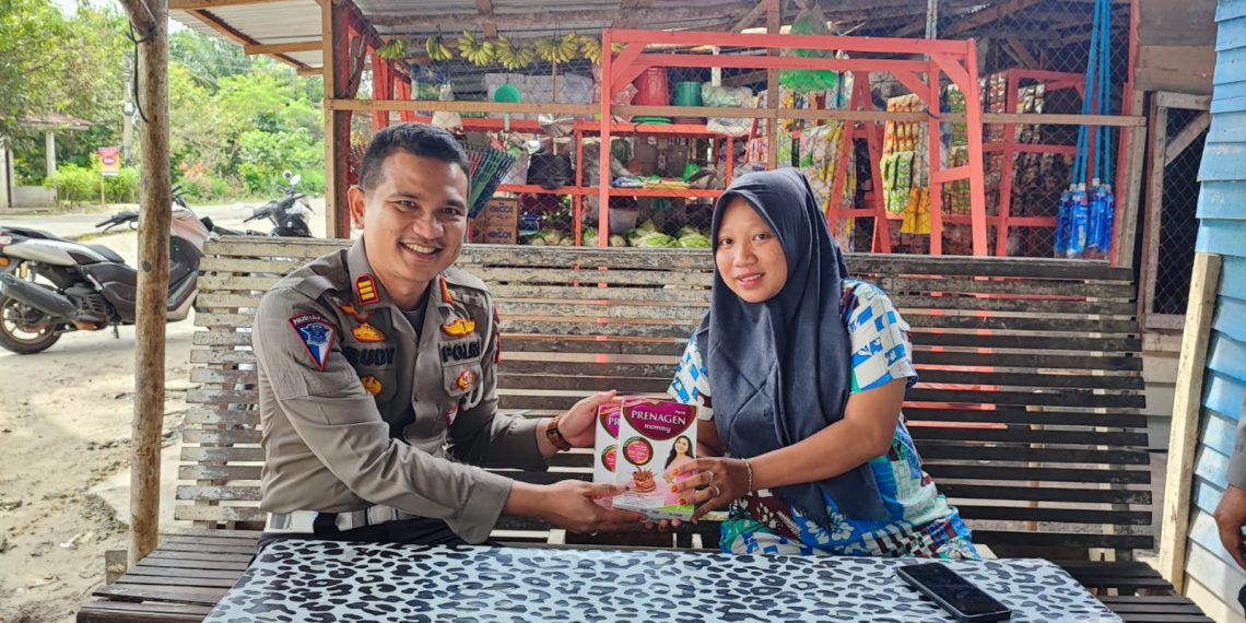 Cegah Stunting, Jumat Barokah Sat Lantas Polres Kampar Berbagi Susu Ibu Hamil dan Sembako