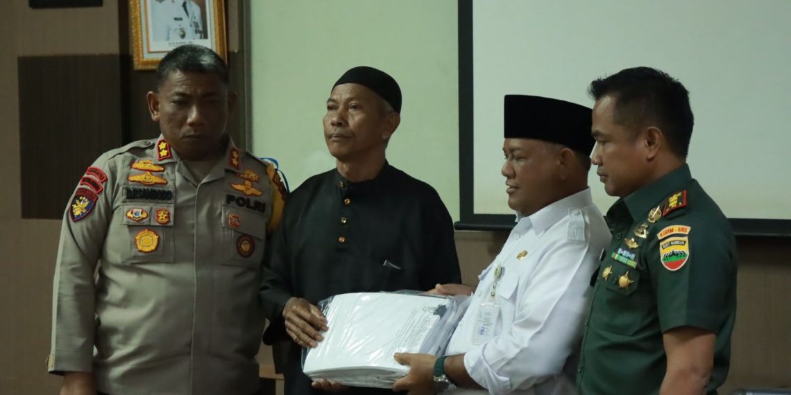 Kapolres Kampar Dampingi Sekda Pimpin Rapat Penyelesaian Konflik PT SAL dengan Masyarakat