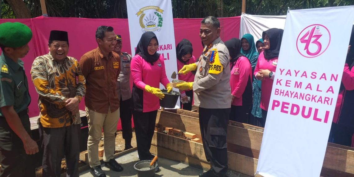 Kapolres Lakukan Peletakan Batu Pertama Pembangunan MCK Musholla Bantuan Bhayangkari Cabang Kampar