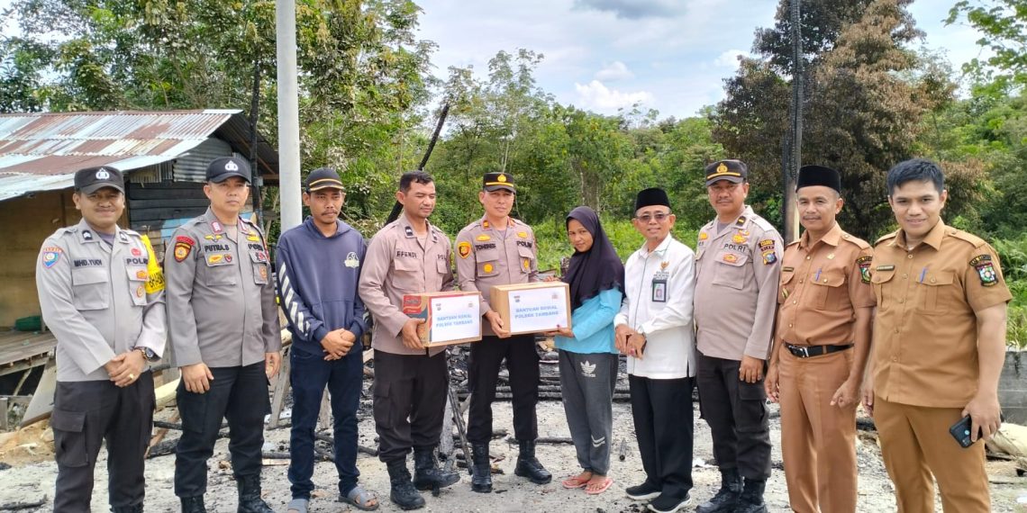 Peduli, Polsek Tambang Berikan Bansos Kepada Korban Kebakaran Rumah