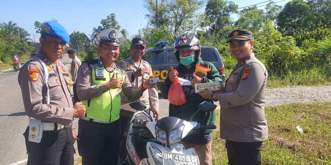 Tertib berlalu lintas, Dapat Sembako dari Polsek Perhentian Raja