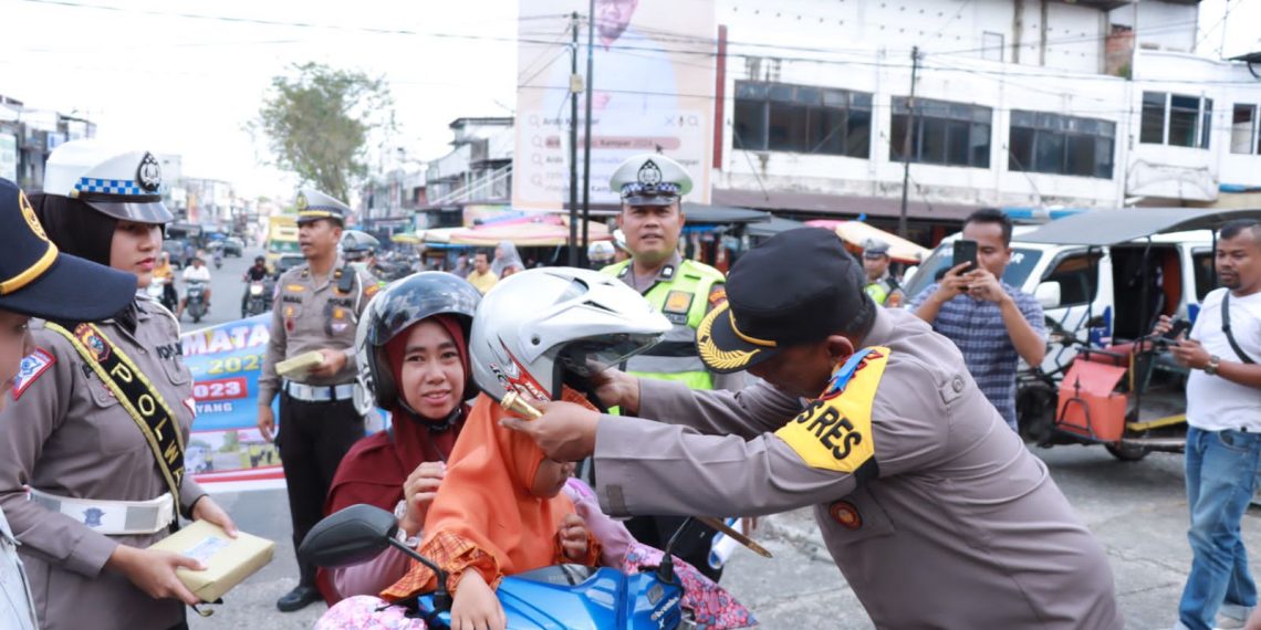Kapolres Kampar Bagi-Bagi Helm Dalam Rangka Ops Keselamatan Lancang Kuning 2023