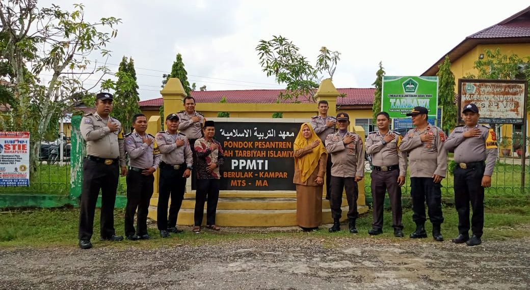 Polsek Kampar Kunjungi Pondok Pesantren dan Berikan Bantuan