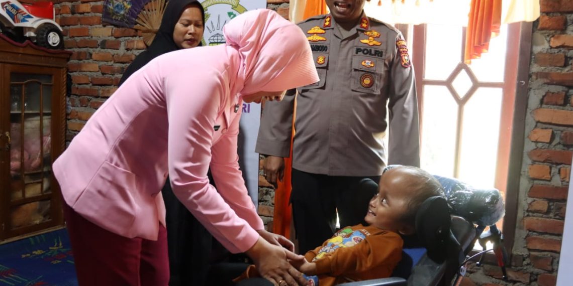 Dalam Suasana Haru , Ketua Bhayangkari Polres Kampar Beri Bantuan 2 Kursi Roda Kepada Anak Penderita Hidrosefalus
