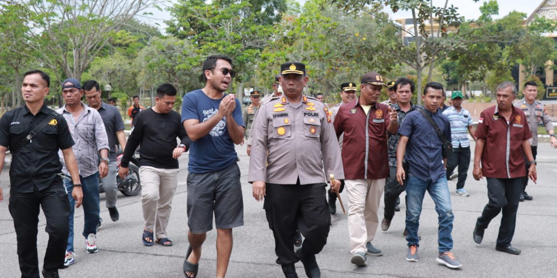 Kapolres Kampar Pimpin Langsung Pengamanan Aksi Damai Forum Supir di Kantor Bupati