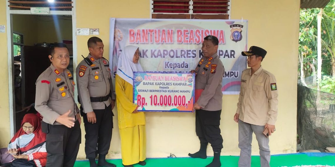 Peduli, Kapolres Kampar Berikan Beasiswa Kepada Siswa Kurang Mampu yang Berprestasi