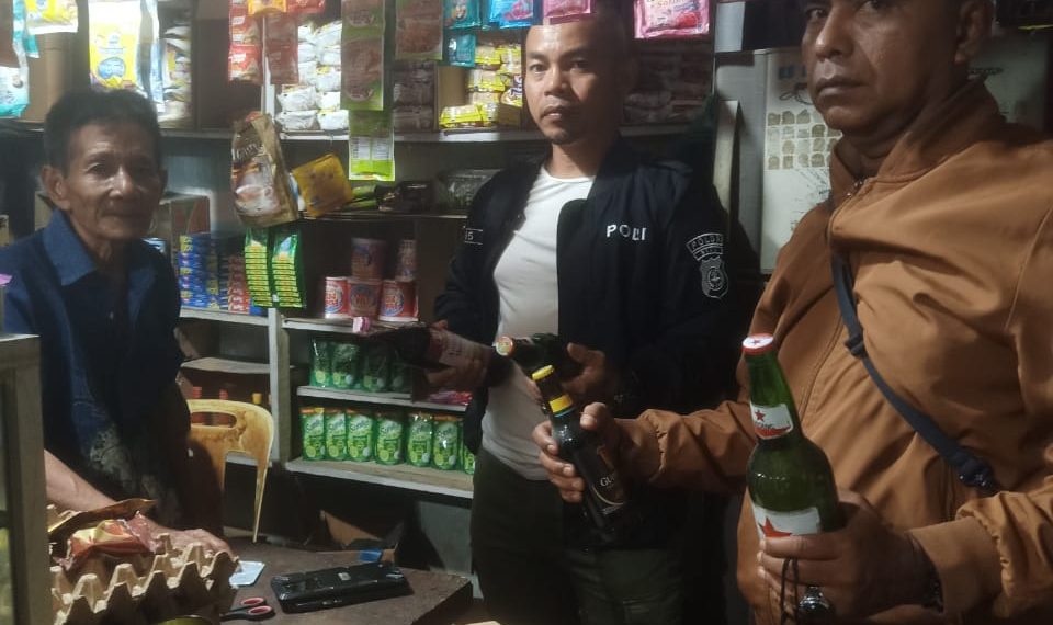 Puluhan Botol Miras Polsek Siak Hulu Saat Gelar Operasi Bina Kusuma LK 2023