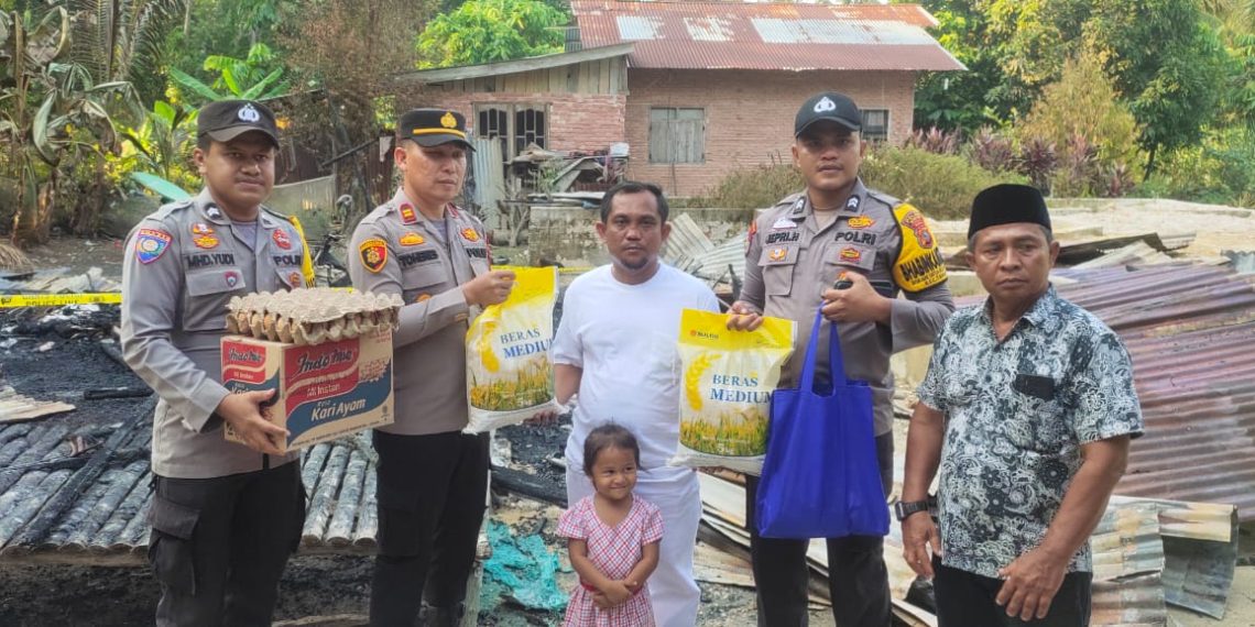Peduli, Polsek Tambang Berikan Bansos Kepada Warga yang Dilanda Musibah Kebakaran Rumah